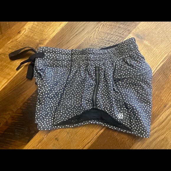 Lululemon Hotty Hot Shorts - Frozen Fizz, Sz 4 - Picture 5 of 16
